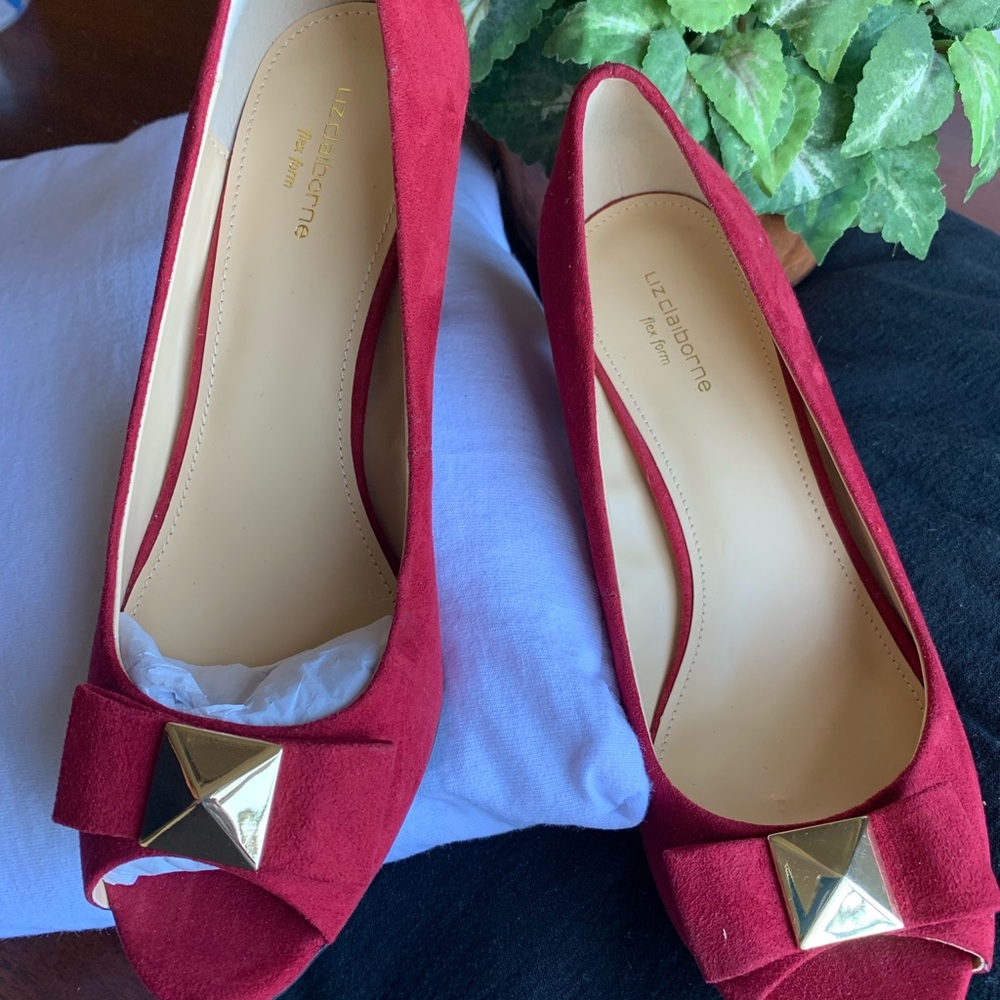 LIZ CLAIRBORNE OPEN TOE PUMP